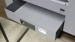 صينية متحركة لتجميع مخلفات القصّ