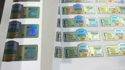 قصّ لفائف الملصقات المطبوعة بشكل مستقل
