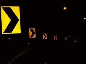 اللافتات والعلامات المرورية