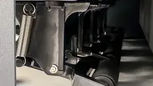 بكرات متعددة لضغط وسيط الطباعة وتغذيته