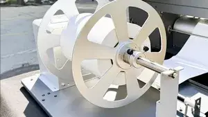 تصميم يسهّل تحميل وسائط الطباعة وتبديلها بسرعة
